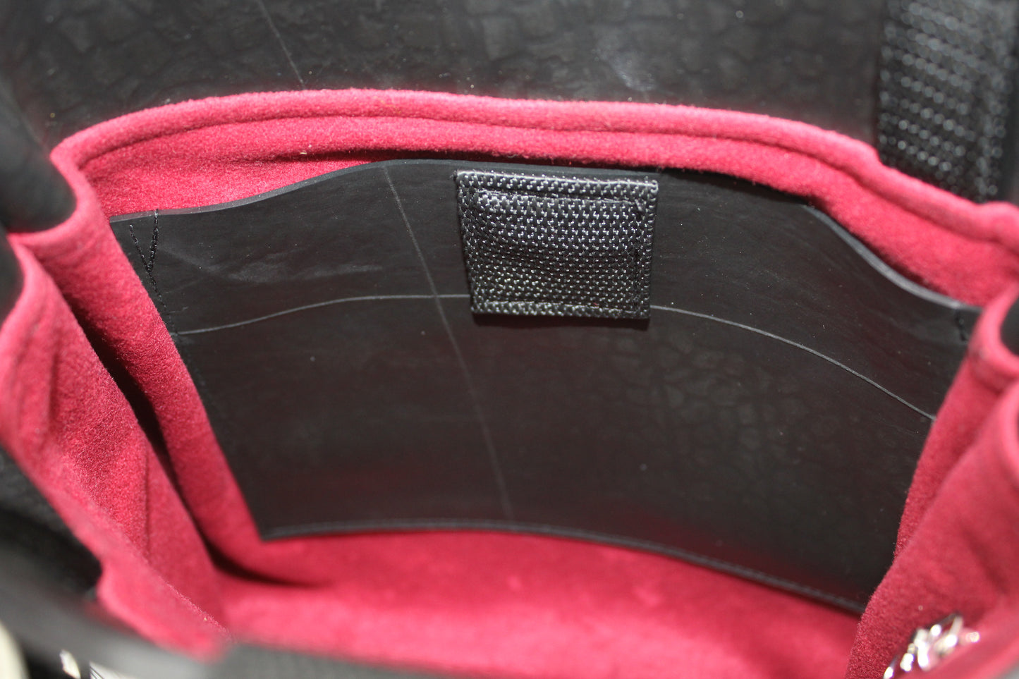 Feature rubber internal pocket